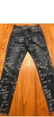 Frank Lyman Montreal Multi-Language 'I Love You' Script Print Distressed Skinny
